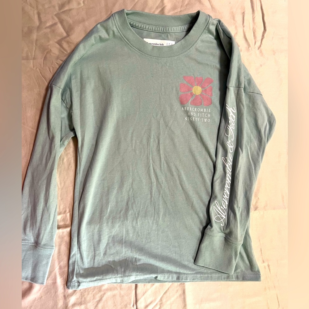 A&F Girls LS graphic t-shirt. EUC. Sz 7/8.